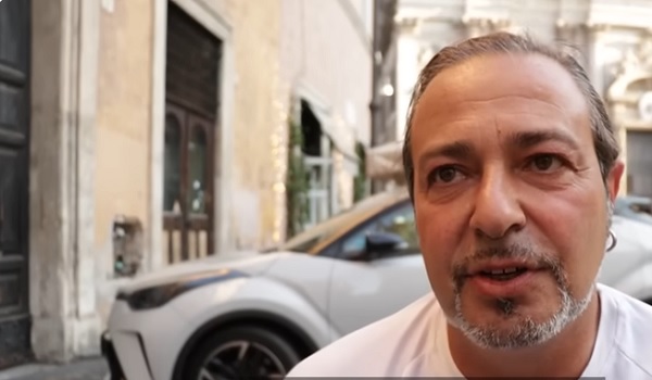 barbat italian cu barba si cercel in ureche care acorda un interviu