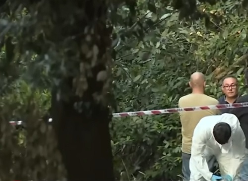 politisti si medici legisti in parcul Villa Pamphili din Roma