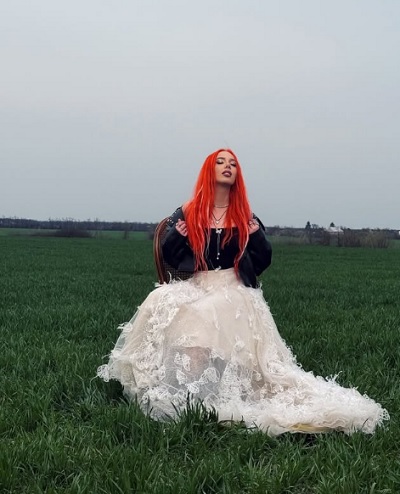 cantareata Olivia Addams stand pe un camp inverzit