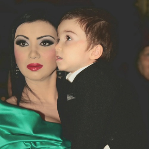 Adriana Bahmuteanu tinandu-l in brate pe unul dintre copiii ei