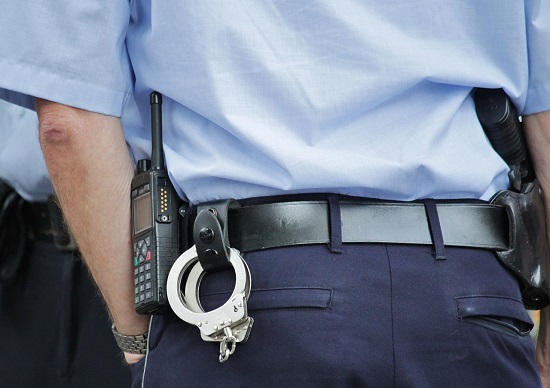 agent de politie cu catuse in dotare