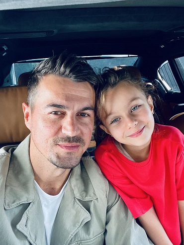 Adrian Alexandrov alaturi de fiica lui si a Elenei Udrea, Eva Maria