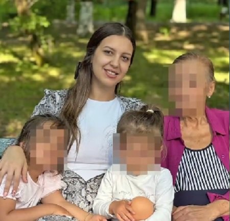 Daiana Nicolae, tanara mama agresata de fostul iubit, alaturi de fetitele ei si de o femeie in varsta