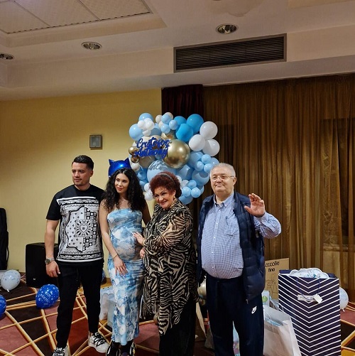 Elena Merișoreanu alături de sotul ei, Viorel Croitoru si de un cuplu tanar la o petrecere baby-shower