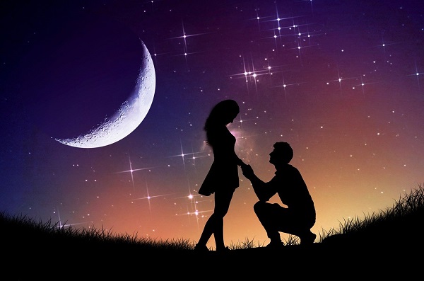 cuplu intr-un decor nocturn cu Luna Noua