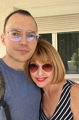 Marina Almasan cu ochelari de soare alaturi de fiul ei, Victor