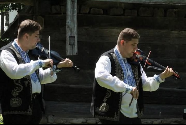 Liviu Dobre, cantand la vioara alaturi de unul dintre fratii sai