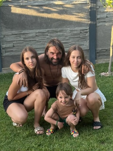 Antrenorul Dan Alexa fericit alaturi de cei trei copii ai lui