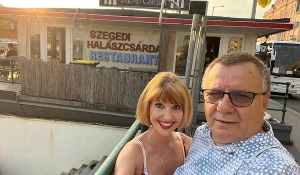 Georgica Cornu si Marina Almasan in fata unui restaurant unguresc