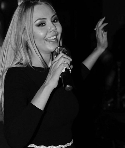 Denisa Răducu, cunoscuta cântăreață de manele, cântând