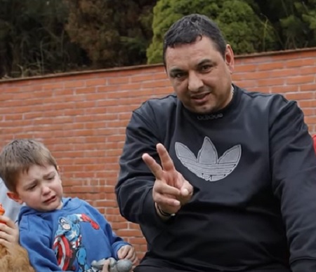 Ionel Ganea alaturi de nepotul sau, David, fac o poza in care copilul plange