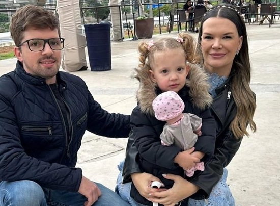 influencerita Natalia Cavanellas fericita pe strada alaturi de sotul si de fiica ei