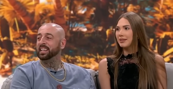 Olga Guțanu și CRBL stau pe canapea gri la o emisiune si rad