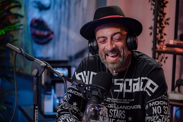 CRBL in cadrul unui podcast cu palarie pe cap rade cu pofta