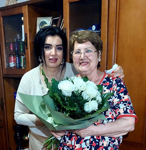 Adriana Bahmuțeanu alături de mama ei, Petruța Toma, la aniversarea acesteia