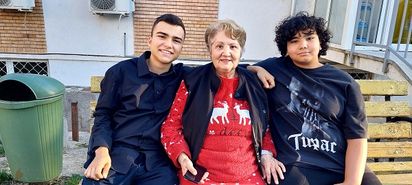 mama Adrianei Bahmuțeanu, Petruța Toma, alături de nepoții ei, Eduard și Maximus
