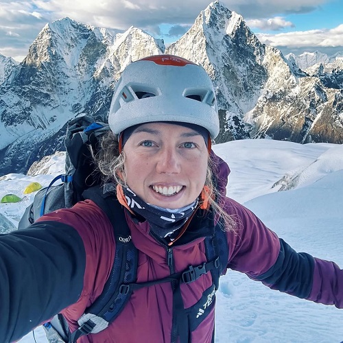 Laura Dahlmeier intr-o ascensiune montana face selfie in echipament