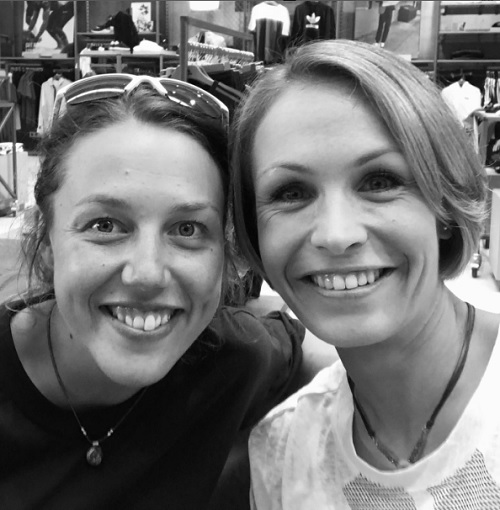 Laura Dahlmeier si Magdalena Neuner fac poza zambind catre camera