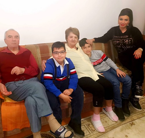 Adriana Bahmuțeanu, cei doi fii ai ei și bunicii materni