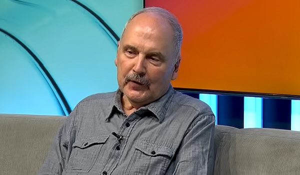 actorul Eugen Cristea ingandurat in timpul unei emisiuni 
