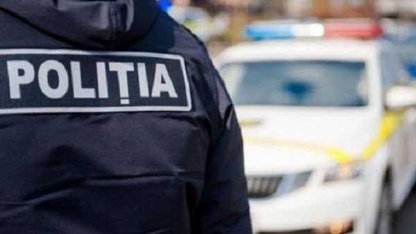 polițist în uniformă și mașină de poliție