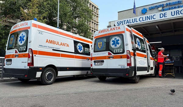ambulante aflate în curtea Spitalului de Urgență Floreasca din București