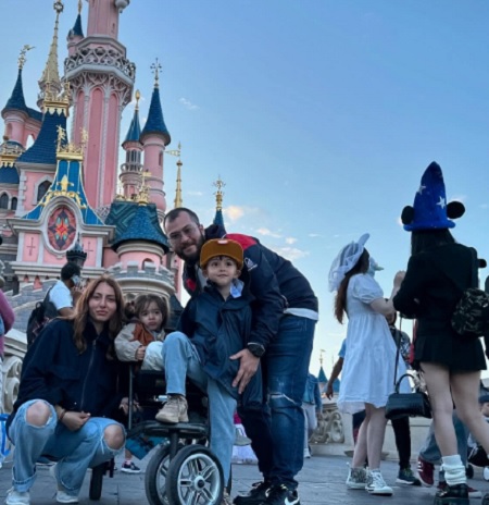 Cătălin Țociu, Ligia Țociu și cei doi copii ai lor la Disneyland