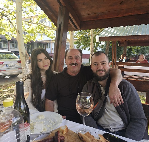 Romică Țociu fericit alături de cei doi copii ai lui, Daria și Cătălin