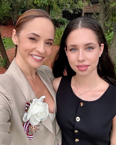 Andreea Marin fericită alături de fiica ei, Violeta, în America