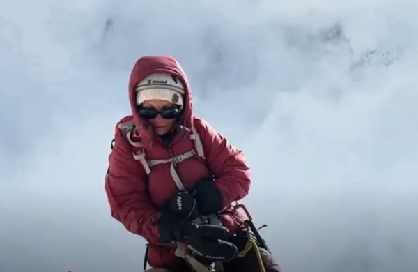 alpinista din Rusia Natalia Nagovițîna pe un munte înzăpezit