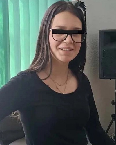 adolescenta cu ochelari si cu bluză neagră