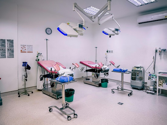 sală de nașteri într-o unitate medicală