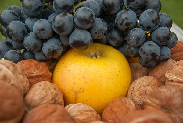 fructe de toamna nuci, mere si struguri negri