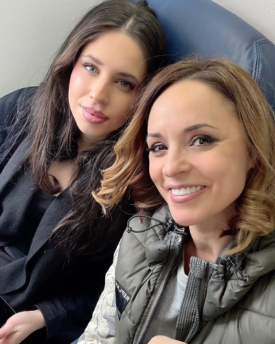 Andreea Marin și fiica ei, Violeta, în avion, calatorind spre SUA