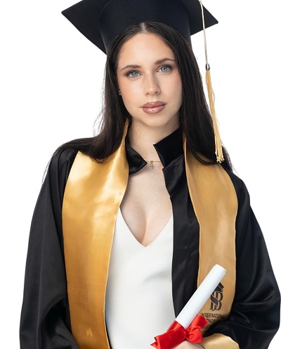 Violeta, fiica Andreei Marin, cu toga si roba de student