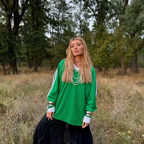 Delia Matache intr-un colt de natura, la marginea unei păduri