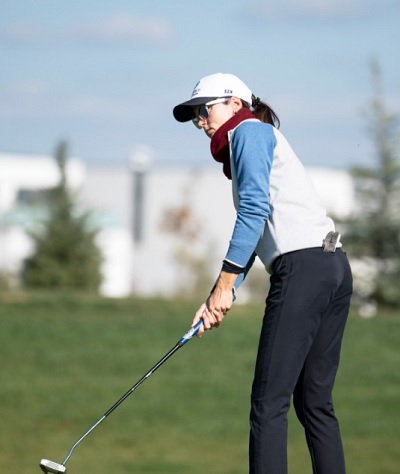 Cristina Petrovici antrenându-se la golf