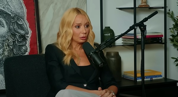 Daciana Sârbu invitată la un podcast imbracata in negru si cu bucle blonde