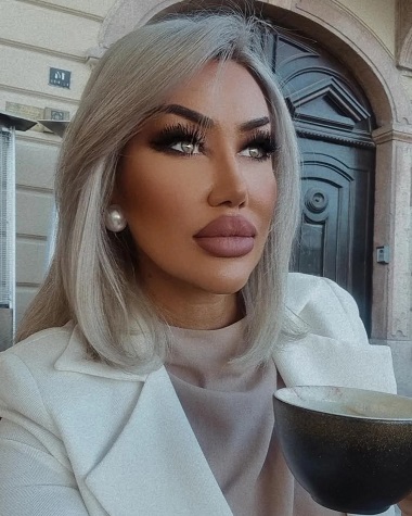 Sabina Cornea, make-up artist, stând la o cafea