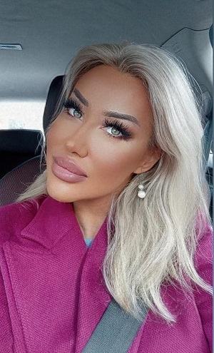 Sabina Cornea make-up artist în mașină