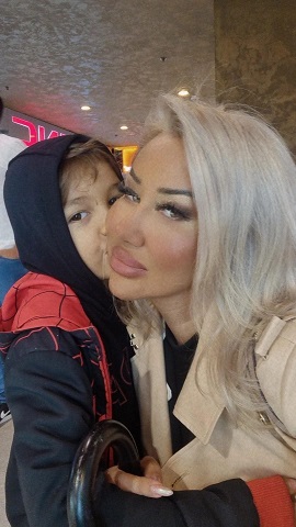 Sabina Cornea sărutată pe obraz de fiul ei