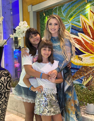 Alina Sorescu fericita alaturi de fiicele ei, Carolina și Raisa