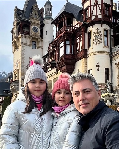 Alexandru Ciucu la Castelul Peles alături de fiicele lui