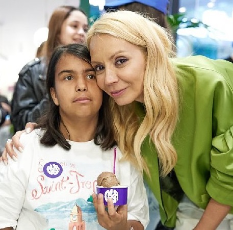 Daciana S&acirc;rbu alături de fiica ei adoptivă, Maria