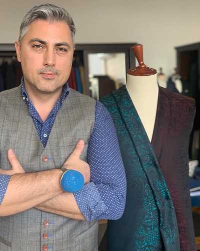 Designerul Alexandru Ciucu &icirc;n atelierul său alături de un manechin cu mostre de haine