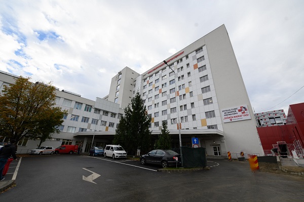 Spitalul Sfânta Maria din Iași impreuna cu ambulanta si masini parcate in fata sa