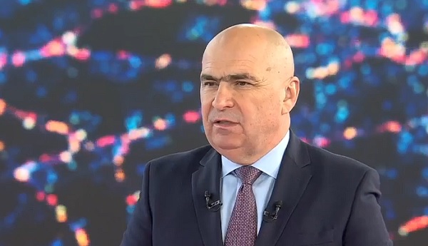 Premierul Ilie Boloja invitat la Digi24 imbracat in costum cu cravata si camasa