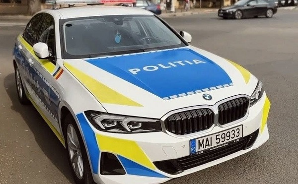 mașină de poliție în București parcata pe asfalt