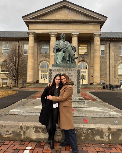 Andreea Marin și fiica ei, Violeta, &icirc;n fața unei statui din SUA