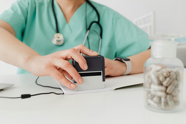 cadru medical care folosește o parafă
